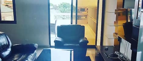 Panorama studio suite | Individueel gemeubileerd, een bureau, een laptopwerkplek