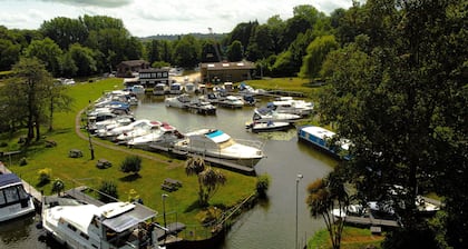 Lady Lily Maidstone River Boat with Castle Views