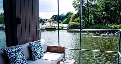 A Unique River Boat with Castle Views in Maidstone