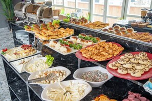 Se ofrece un desayuno bufé (250 TRY por persona)