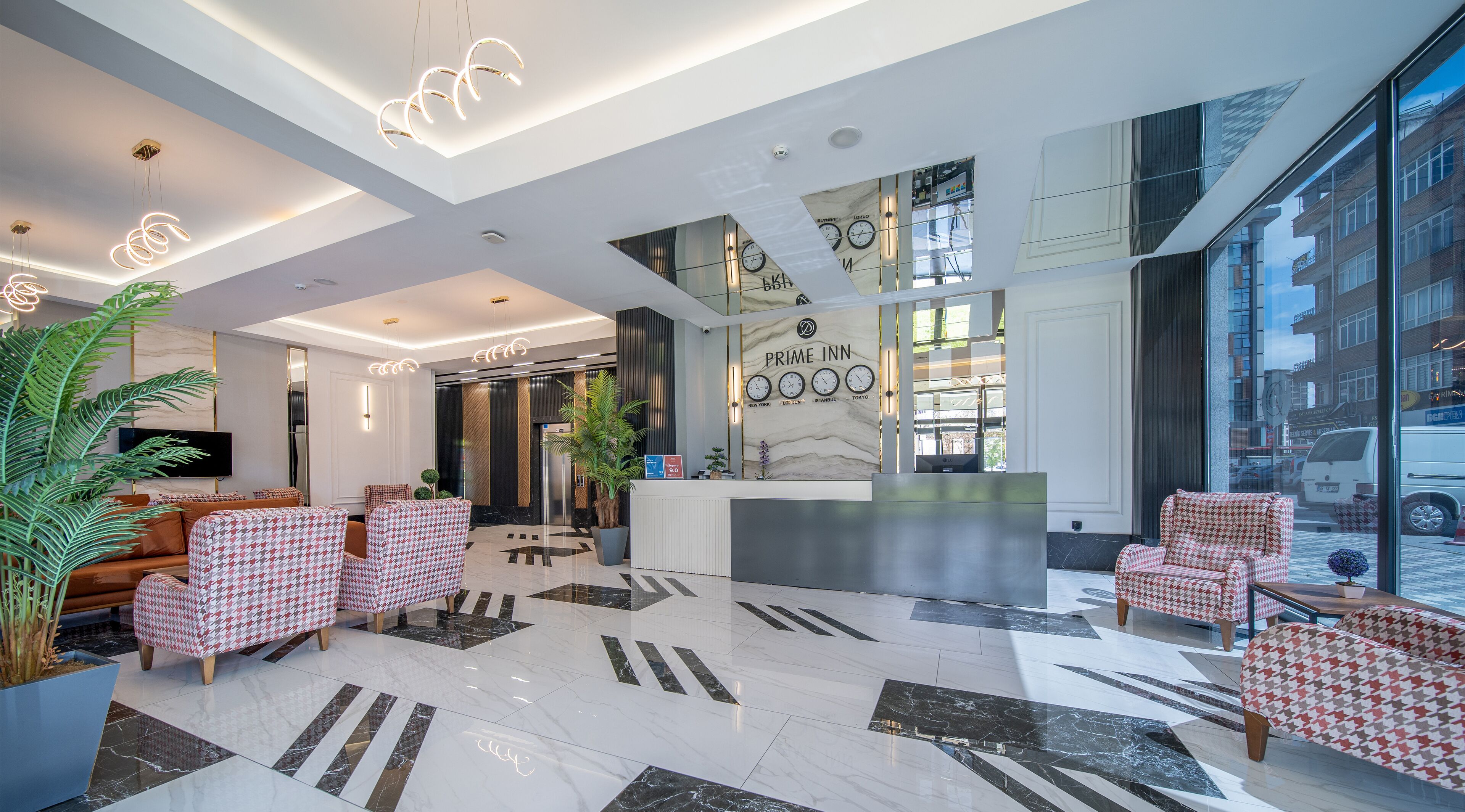Un hall d’hôtel moderne comprenant un comptoir d’accueil, des guichets d’enregistrement et des espaces détente.