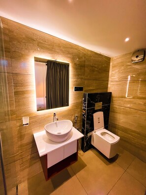 Combined shower/bathtub, hair dryer, towels, soap