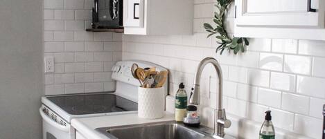 Jääkaappi, mikroaaltouuni, uuni, liesi