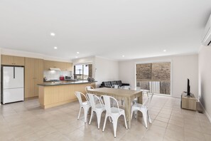 Interior - Beautiful 3 bedroom house with Corio Bay view at heart of Clifton Springs (Clifton Springs)