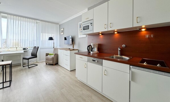 Réfrigérateur, micro-ondes, plaque de cuisson, lave-vaisselle