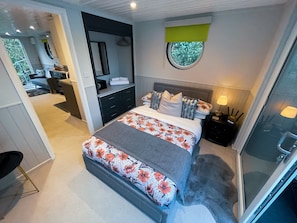 1 bedroom, in-room safe, iron/ironing board, free WiFi