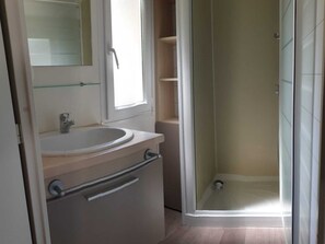 Shower, towels