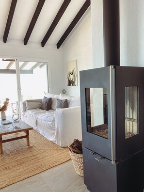 Een televisie en een open haard