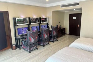 A hotel room with a gaming setup including four monitors, gaming chairs, and a desk. - Vienna International Hotel Kunshan Lujia Shentongyu Subway Station (Kunshan)