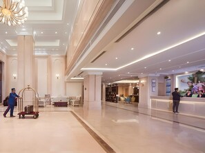 A spacious lobby with a reception desk, seating area, and a chandelier. - Vienna International Hotel Kunshan Lujia Shentongyu Subway Station (Kunshan)