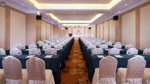 A conference room with rows of tables and chairs, a carpeted floor, and a podium at the front. - Vienna International Hotel Kunshan Lujia Shentongyu Subway Station (Kunshan)