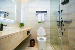 A modern bathroom with a toilet, sink, and shower. - Vienna International Hotel Kunshan Lujia Shentongyu Subway Station (Kunshan)