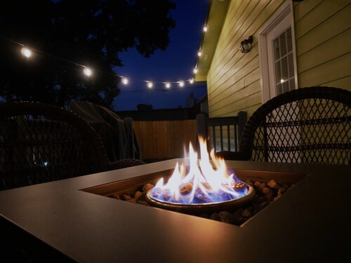 Stunning & Modern w Roman Bath, Fireplace, Firepit