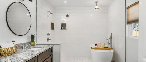 Ensemble douche/baignoire, sĂšche-cheveux, serviettes fournies, savon