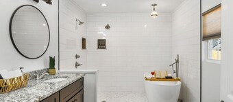 Stunning & Modern w Roman Bath, Fireplace, Firepit