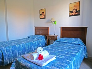 2 Schlafzimmer, Bügeleisen/Bügelbrett