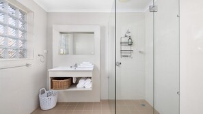 Douche, serviettes fournies