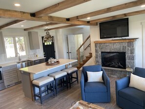 Dining - Direct Waterfront Rental  (Lake George)