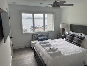 3 bedrooms, free WiFi, bed sheets - Direct Waterfront Rental  (Lake George)