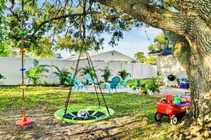 Property grounds - Spacious 4BR Retreat in Tampa Family & Pet-Friendly (Tampa)