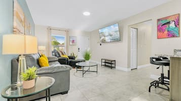 Smart-TV, Kamin, Bücher