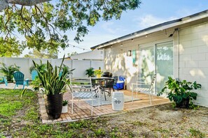 Outdoor dining - Spacious 4BR Retreat in Tampa Family & Pet-Friendly (Tampa)