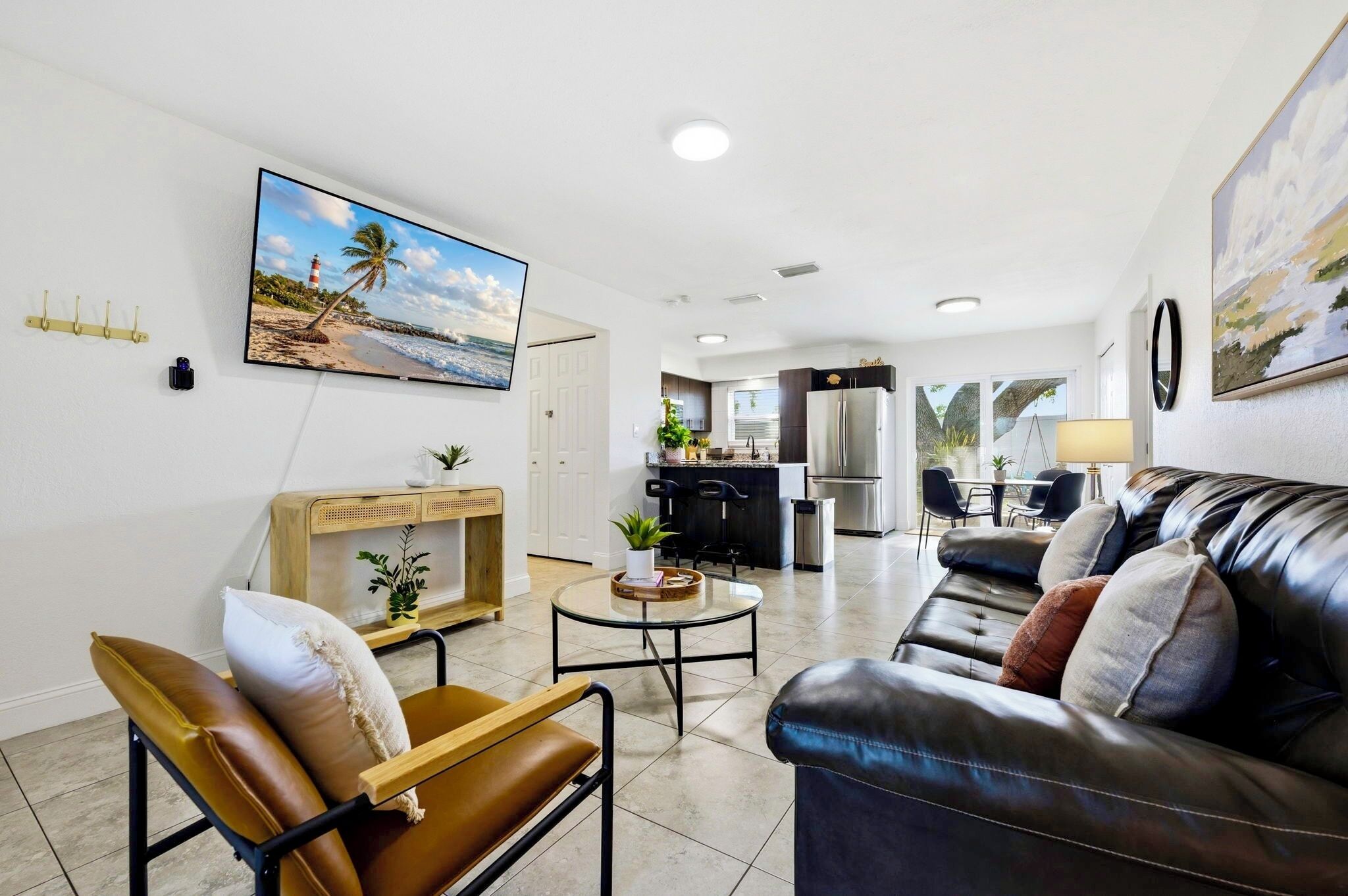 Smart TV, chimenea y libros 