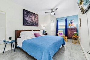 4 bedrooms, desk, iron/ironing board, travel cot - Spacious 4BR Retreat in Tampa Family & Pet-Friendly (Tampa)