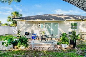 Outdoor dining - Spacious 4BR Retreat in Tampa Family & Pet-Friendly (Tampa)