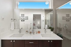 Baignoire, sèche-cheveux, serviettes fournies