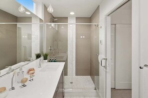 Badekar, hårføner og håndklær