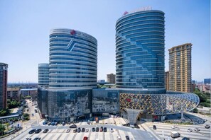 Un bâtiment moderne doté de deux tours cylindriques et d’une façade incurvée.