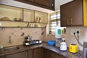 Apartment, 2 Queen Beds | Private kitchen | Fridge, microwave, oven, stovetop