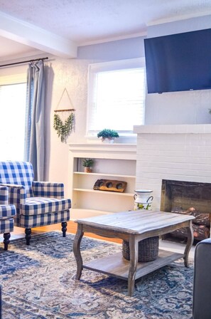TV, fireplace
