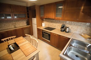 Kühlschrank, Ofen, Wasserkocher mit Kaffee-/Teezubehör