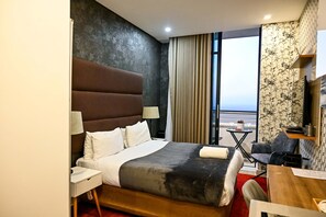 1 Schlafzimmer, Zimmersafe, Schreibtisch, Bügeleisen/Bügelbrett