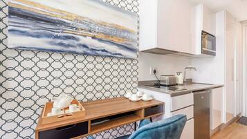 Refrigerador, microondas, placa de cocina, cafetera/tetera