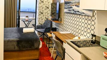 1 habitación, caja de seguridad en la habitación y escritorio