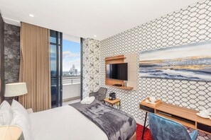 1 habitación, caja de seguridad en la habitación y escritorio 