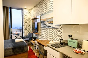 1 habitación, caja de seguridad en la habitación y escritorio 