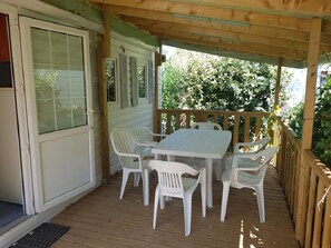 Outdoor dining - Mobile home in camping Le mas de l'isle (LUNEL)