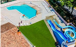 Outdoor pool, a heated pool - Mobile home in camping Le mas de l'isle (LUNEL)