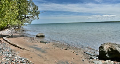 Lake Superior Beach Haven with Large LakeHouse