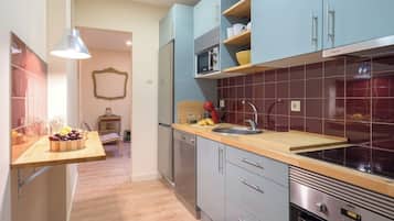 Frigorífico, microondas, horno y placa de cocina