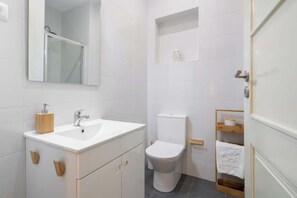 Regadera, secadora de cabello, toallas, shampoo 