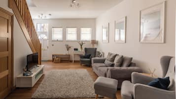 Talo | Oleskelualue | 30–tuumainen televisio, jossa kaapelikanavat