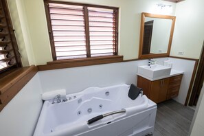 Douche, baignoire à remous, serviettes fournies, savon