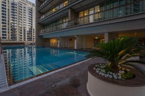 Outdoor pool - HiGuests - 8 Boulevard Walk (Dubai)