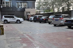 Un área de estacionamiento con varios automóviles estacionados.