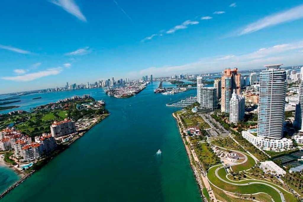 Amazing & Awesome Stay in Brickell! Fun in the Sun!